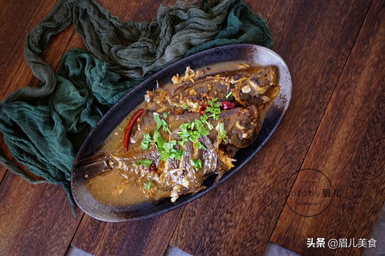 炖鱼不用煎小妙招,煎鱼怎么做不粘锅炖出来又好吃