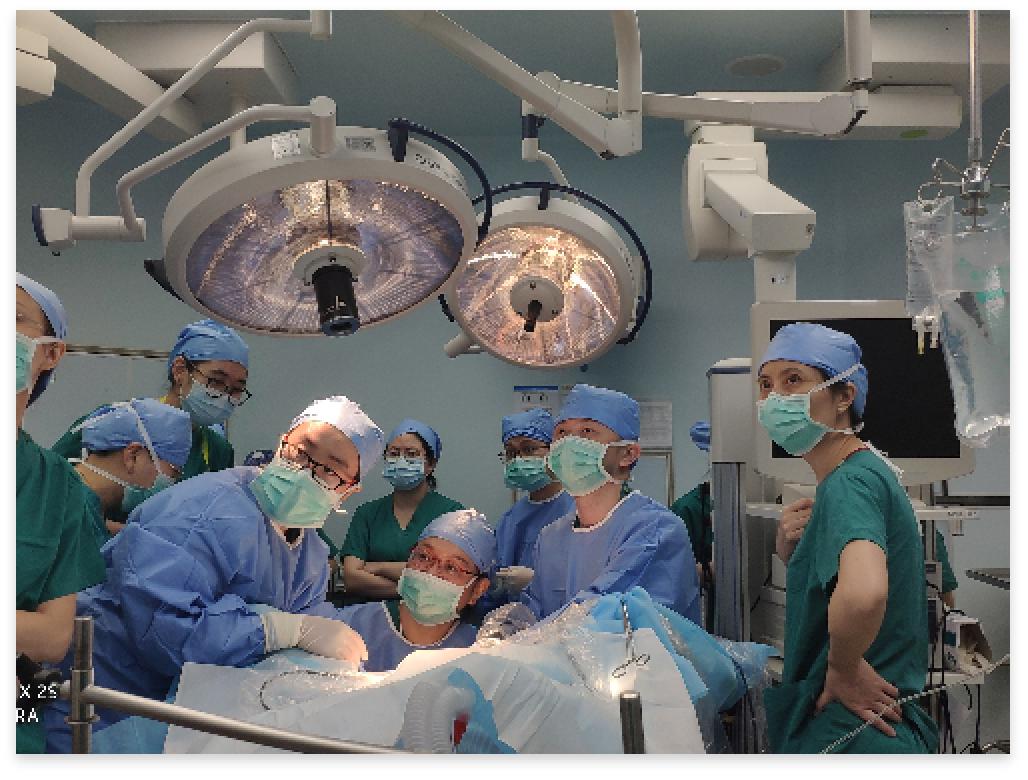 四名医生接力手术12小时,12名顶级专家联手挽救重症患者