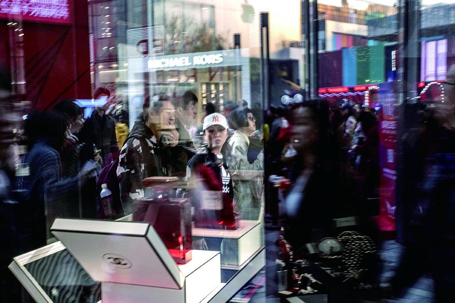 左手盲盒炒鞋，右手理财投保：80、90后消费新一代