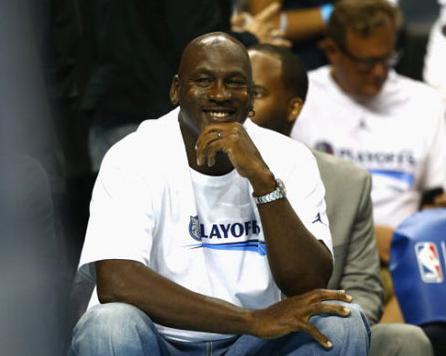 原来乔丹如此不忘本!公益活动穿“北卡蓝”,大学球裤一穿20年