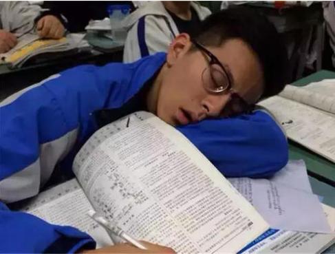 初三学生早恋遭老师反对，两人用502胶粘手抗议，网友：傻孩子