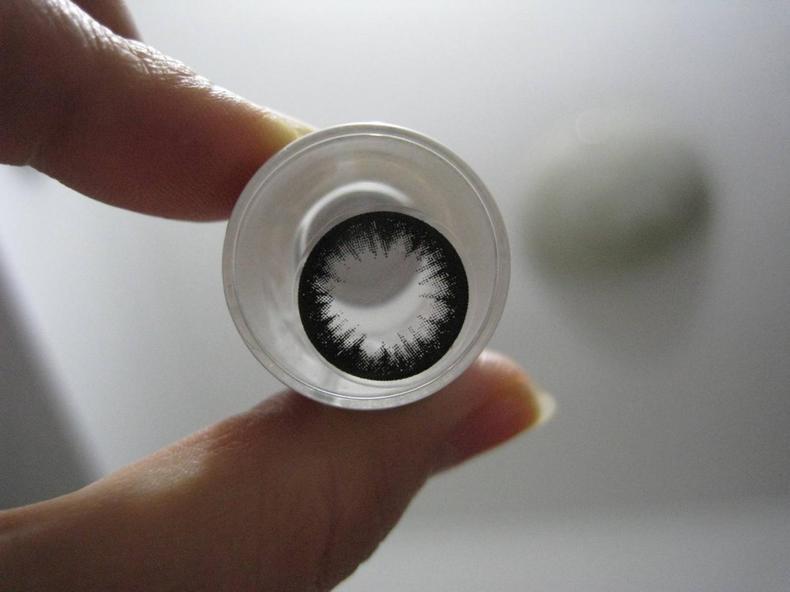 美瞳自然显眼睛有神,大眼适合戴怎样的美瞳