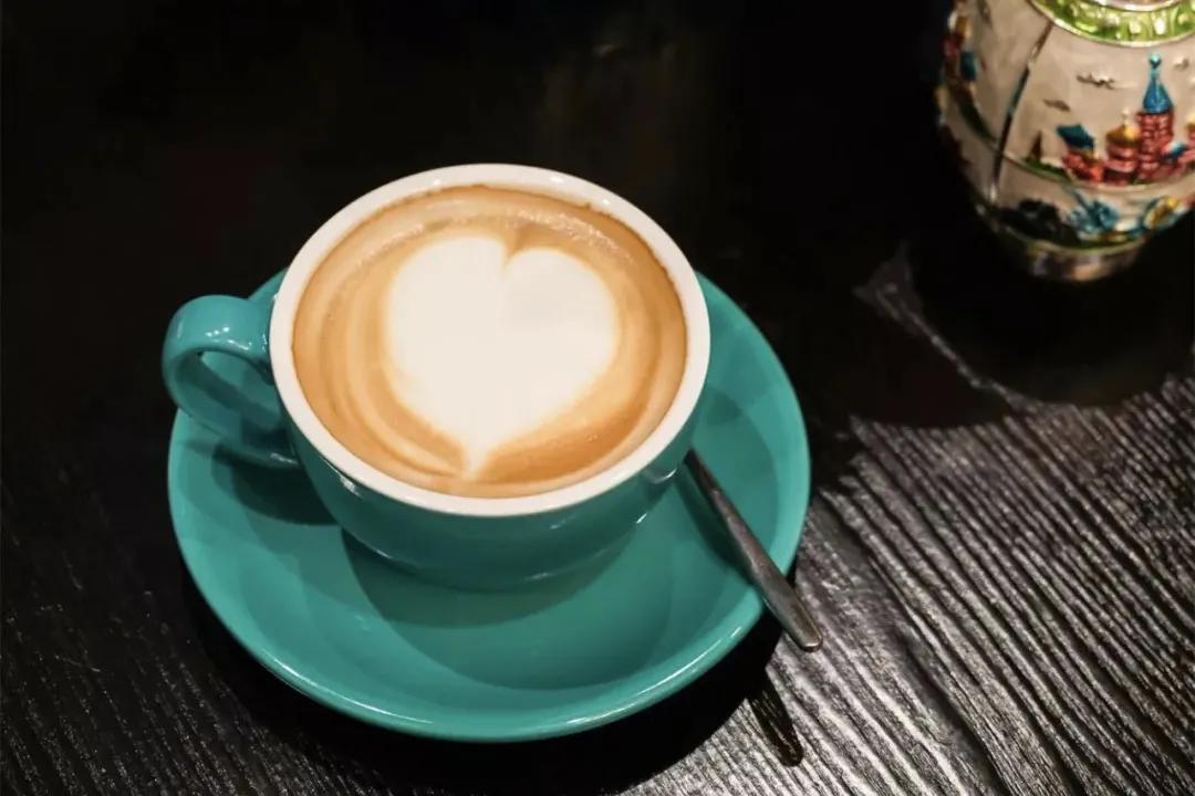 每天要喝掉两杯奶茶,每天要喝2000ml咖啡