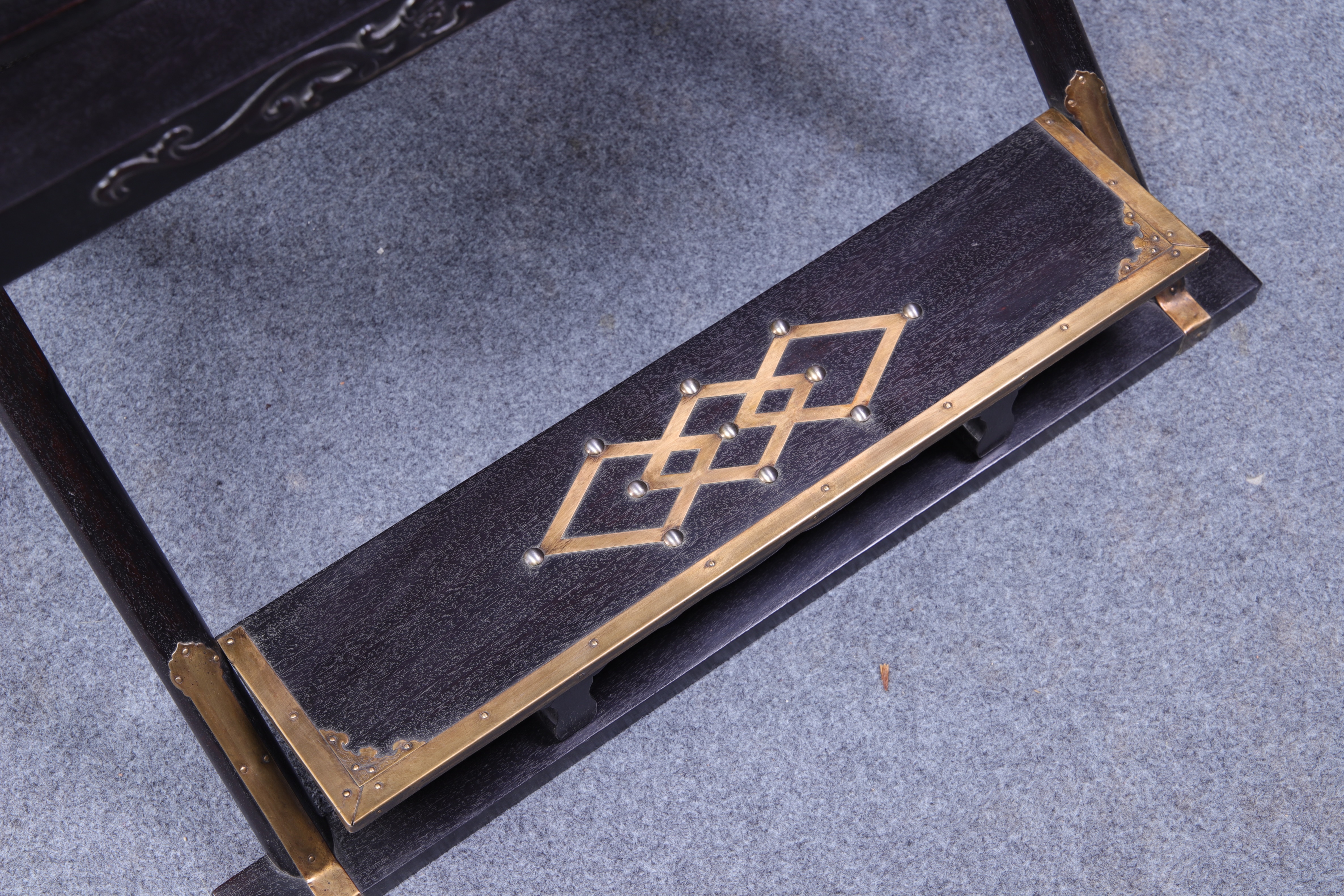 紫檀镶嵌剔红宝座,紫檀凤尾纹盘