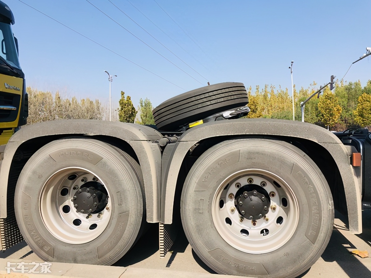 北奔重卡牵引车自重多少斤,北奔v3重载版前四后八自卸车