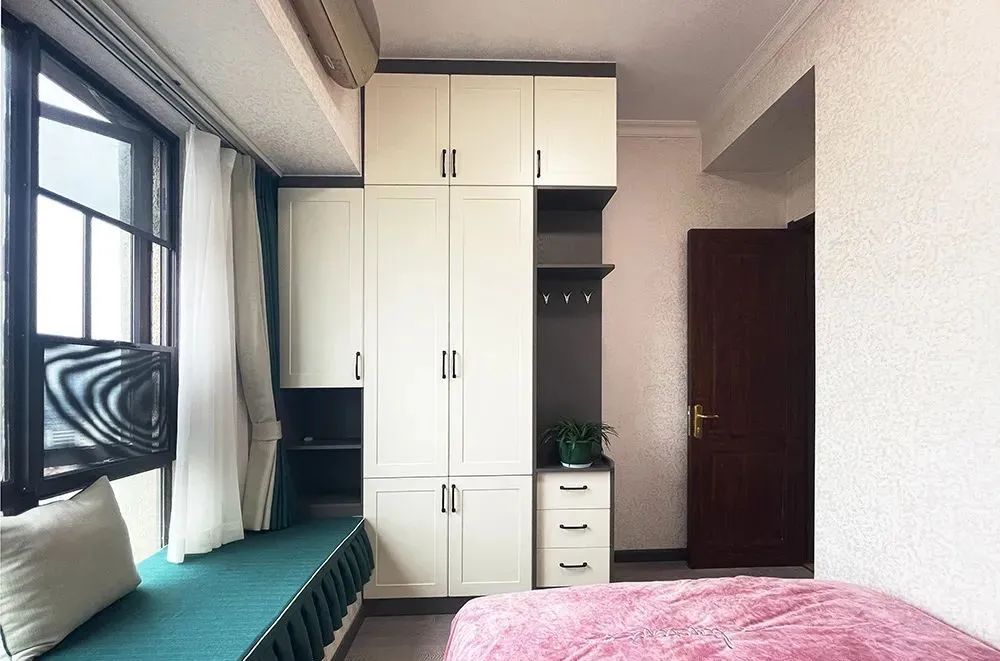 阳台改成小卧室凸出来的,阳台改成衣帽间和办公区