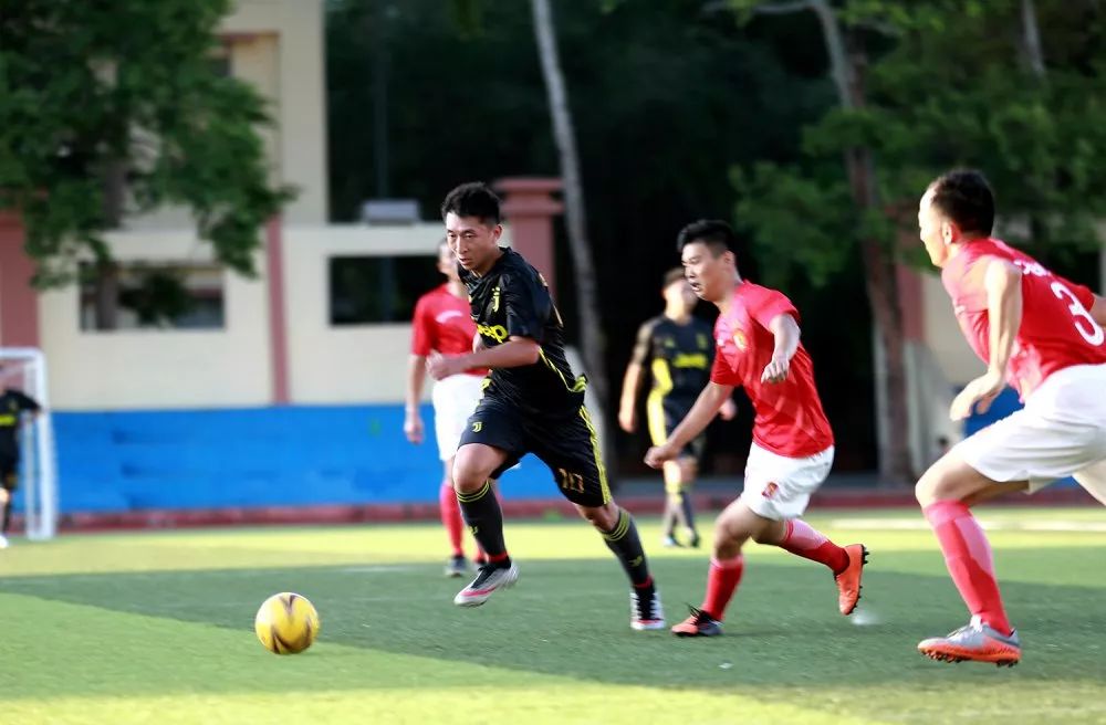 走一起去看nba,看场军营足球赛