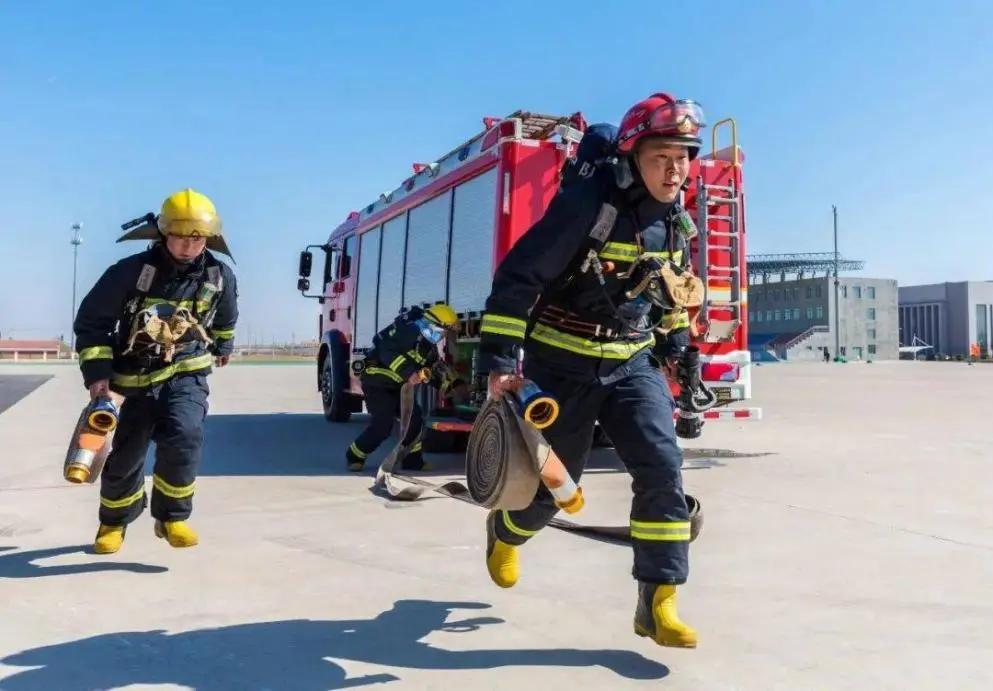 “当时我就一个想法，‘躺’到刀和人质之间!”