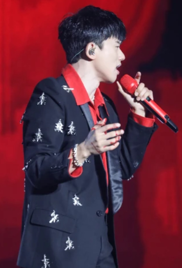 张杰演唱会摔倒受伤完整版,张杰意外摔伤仍坚持演唱四小时