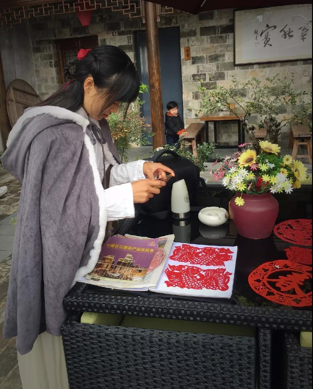 山崖上的徽派民宿,民宿古香古色的徽派民宿