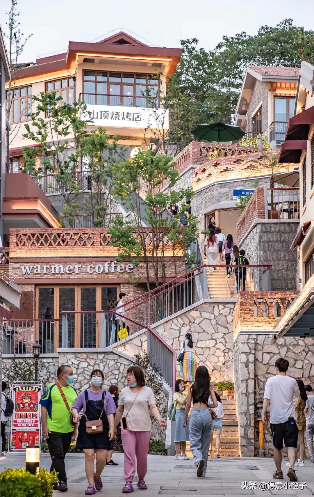 楼顶喝酒看日出,楼顶喝酒夜景视频实拍