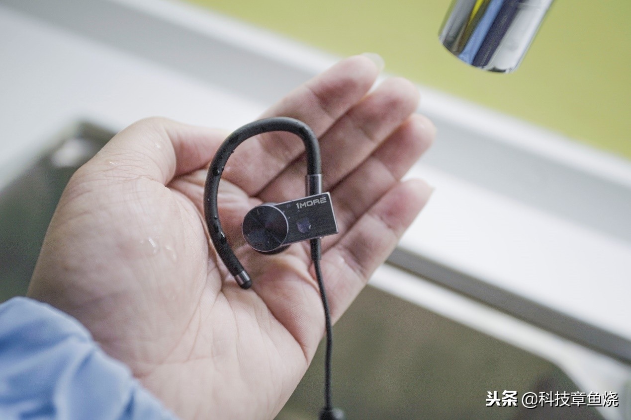 运动的时候耳机总是停,运动耳机戴不上去是怎么回事