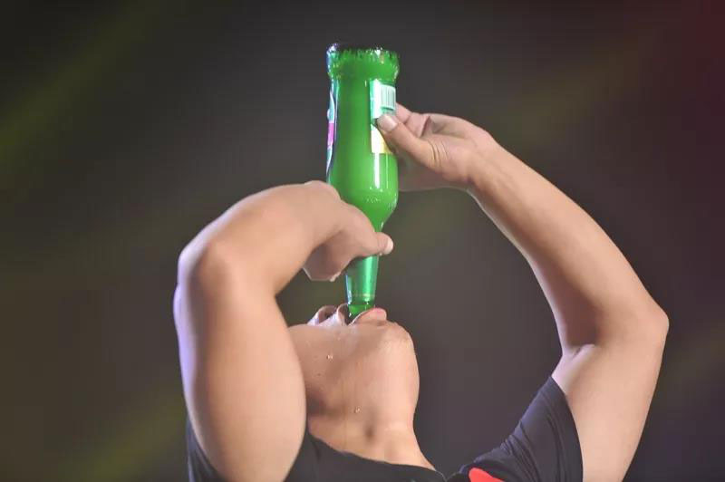 酒王大赛周赛吹瓶最快3秒70！震惊金沙滩啤酒城