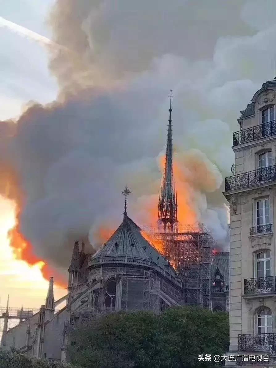 巴黎圣母院发生火灾塔尖倒塌,巴黎圣母院大火塔尖崩塌瞬间