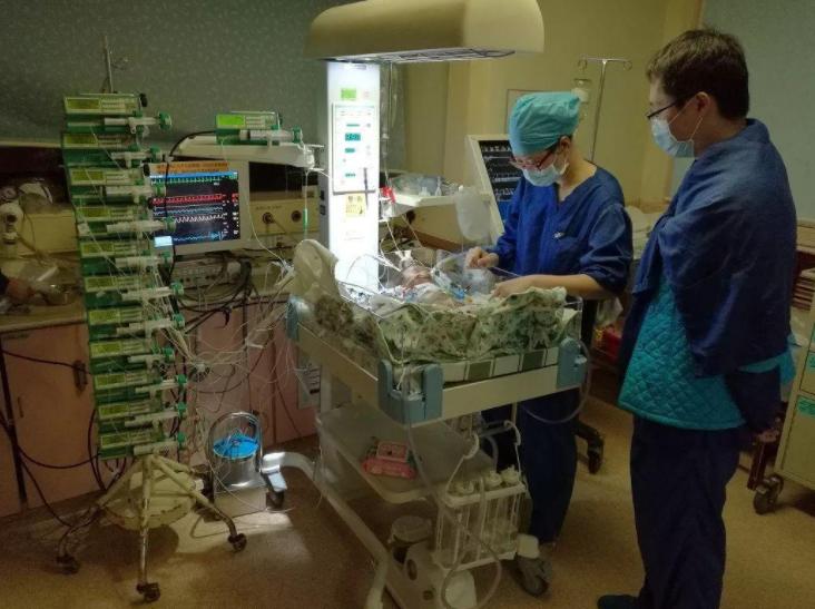 孩子背上长出“怪毛”,妈妈直接薅断,不料把娃薅进了ICU