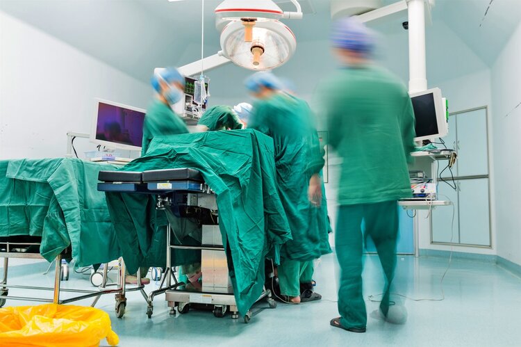 10岁男孩割包皮后进icu,割包皮男孩住院