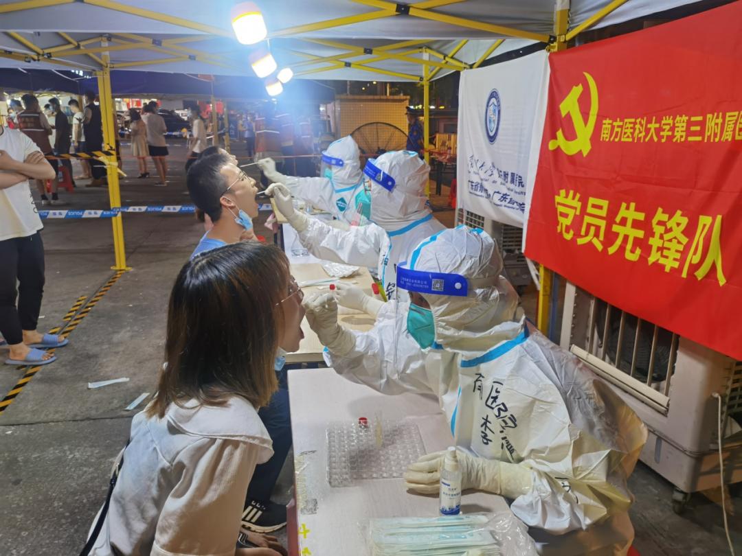 抗疫战场党旗飘扬,抗疫党旗在风雪中飘扬