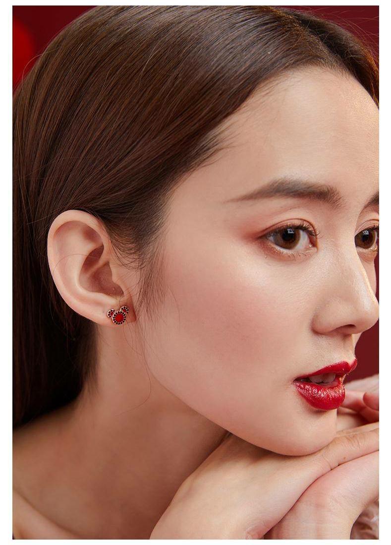 本命年红色运动套装戴帽子,本命年红绳子黄金小配饰手链