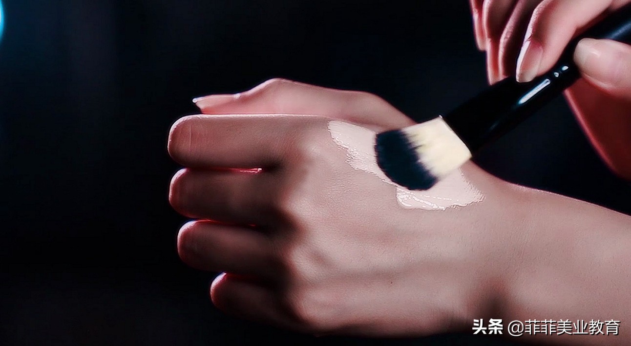 底妆卡粉起皮怎么办？分享超实用的小妙招，赶快学起来