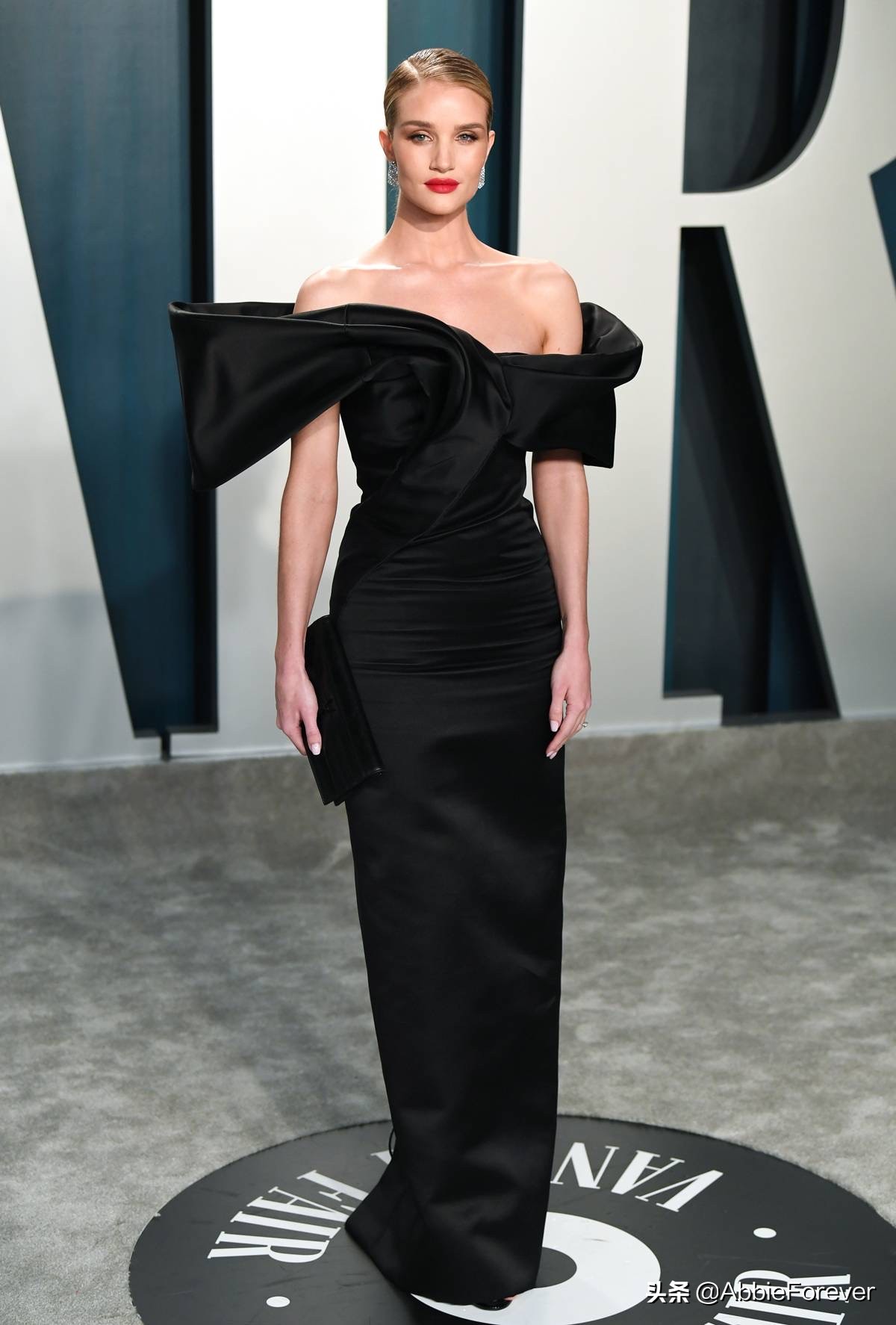 查理兹塞隆名利场,查理兹塞隆洛杉矶红毯着装红与黑