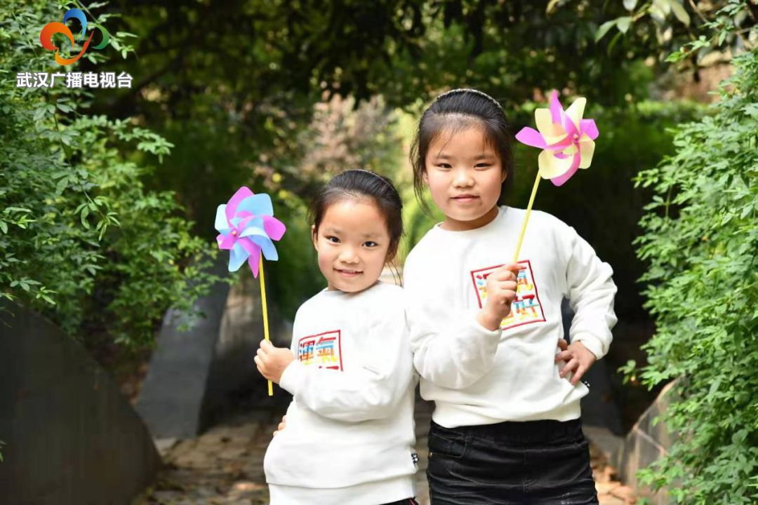 10年前的今天，这对罕见的连体女婴成功“分身”，如今她们牵手上学超暖心