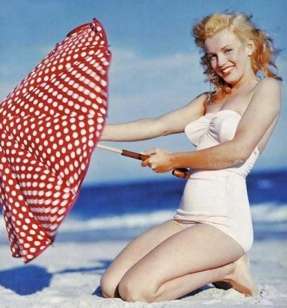 体重41kg的她，*翻推**了梦露性感丰腴的审美革命，成划时代流行符号