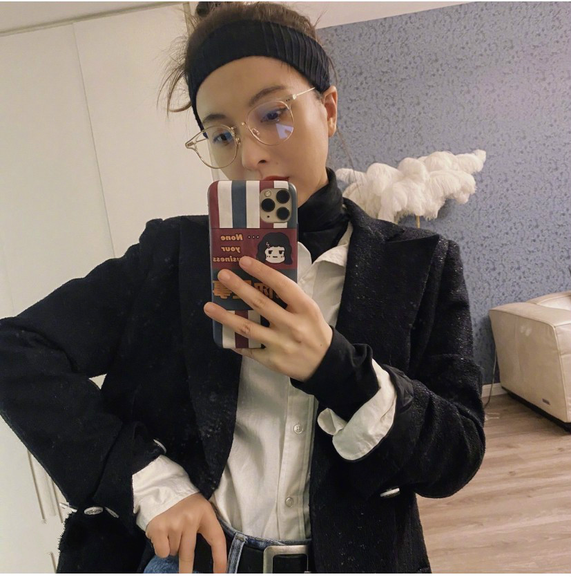 吴昕吊带露背装,吴昕穿红色中筒袜