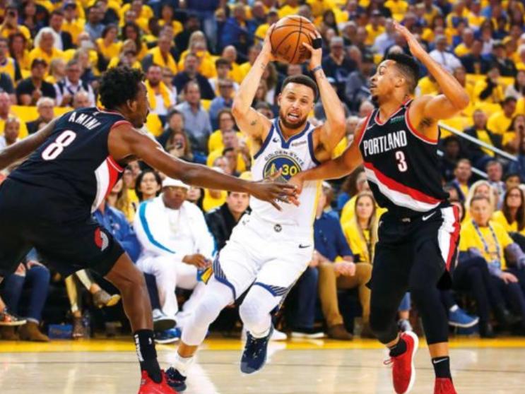 汤普森上半场顶住库里下半场33分,勇士队比赛的视频库里汤普森