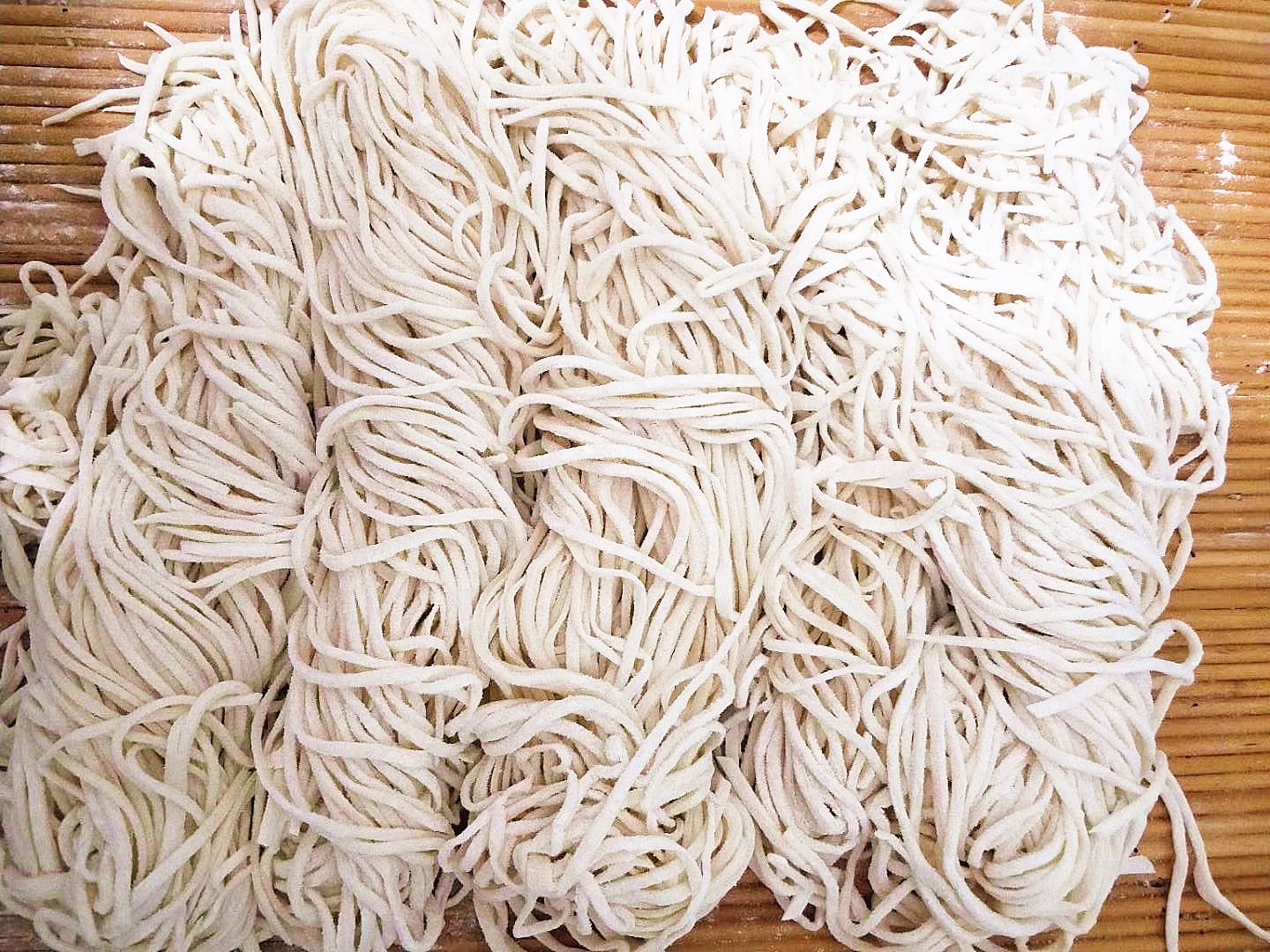 做手擀面里面需要加鸡蛋吗,手擀面面条怎么煮才筋道不粘连