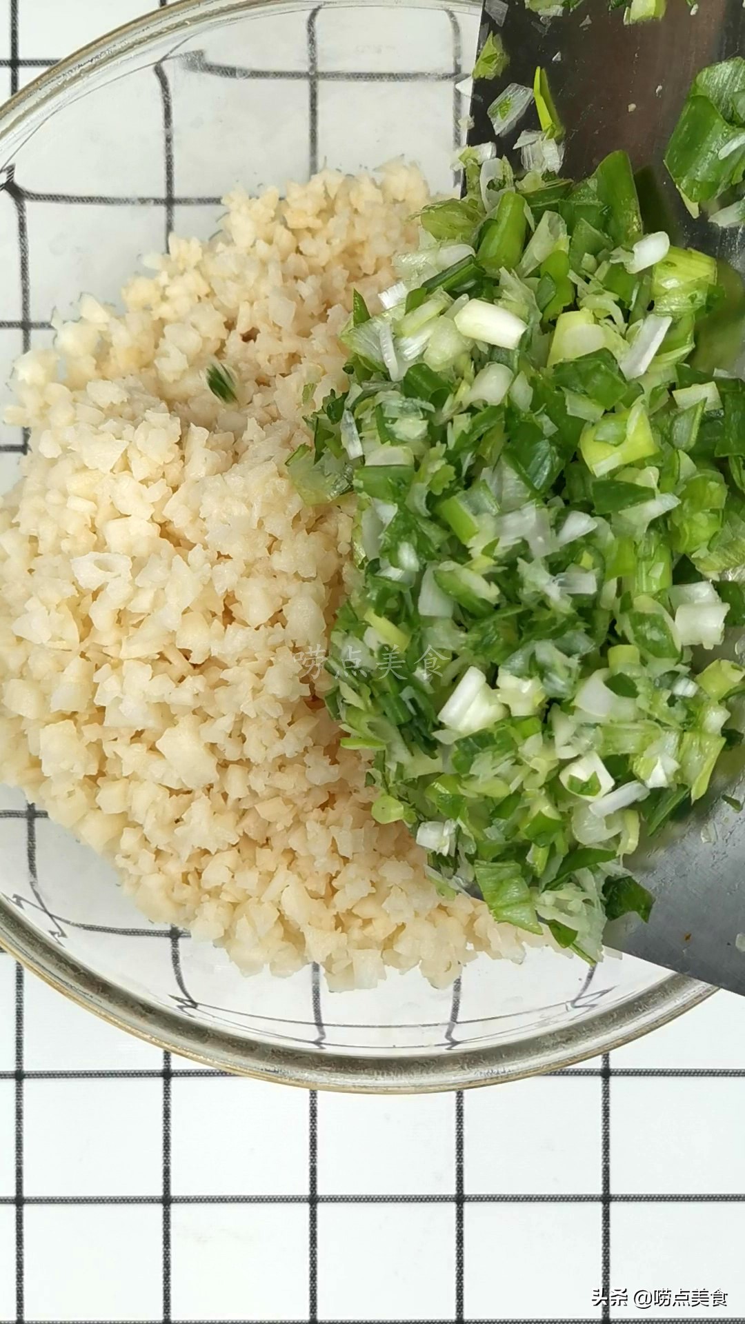 舌尖导演陈晓卿小龙虾,舌尖上的水煎包做法