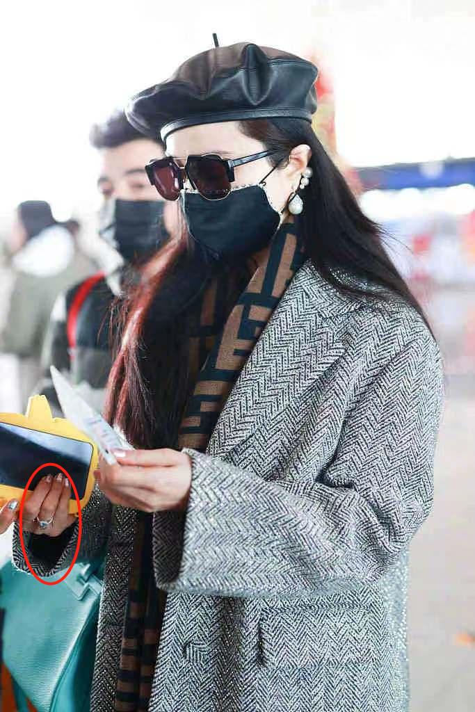 范冰冰最近出席活动照片一身西装,范冰冰一袭绿裙现身机场