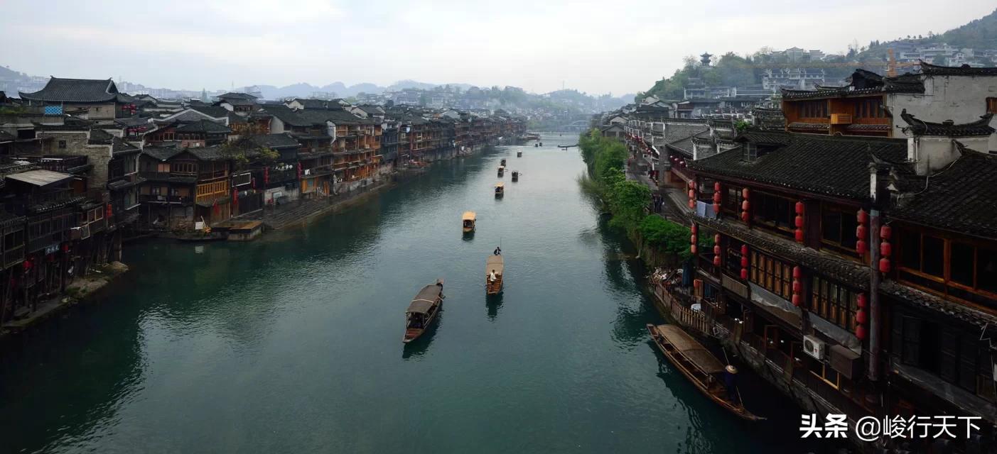 中国最美丽的小城，历经沧桑翘檐如翼的吊脚楼，缓缓流淌的沱江