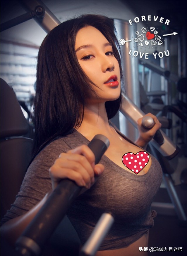 她是最美足球宝贝，上围夹手机出名，被导演秘密培训，23岁开公司