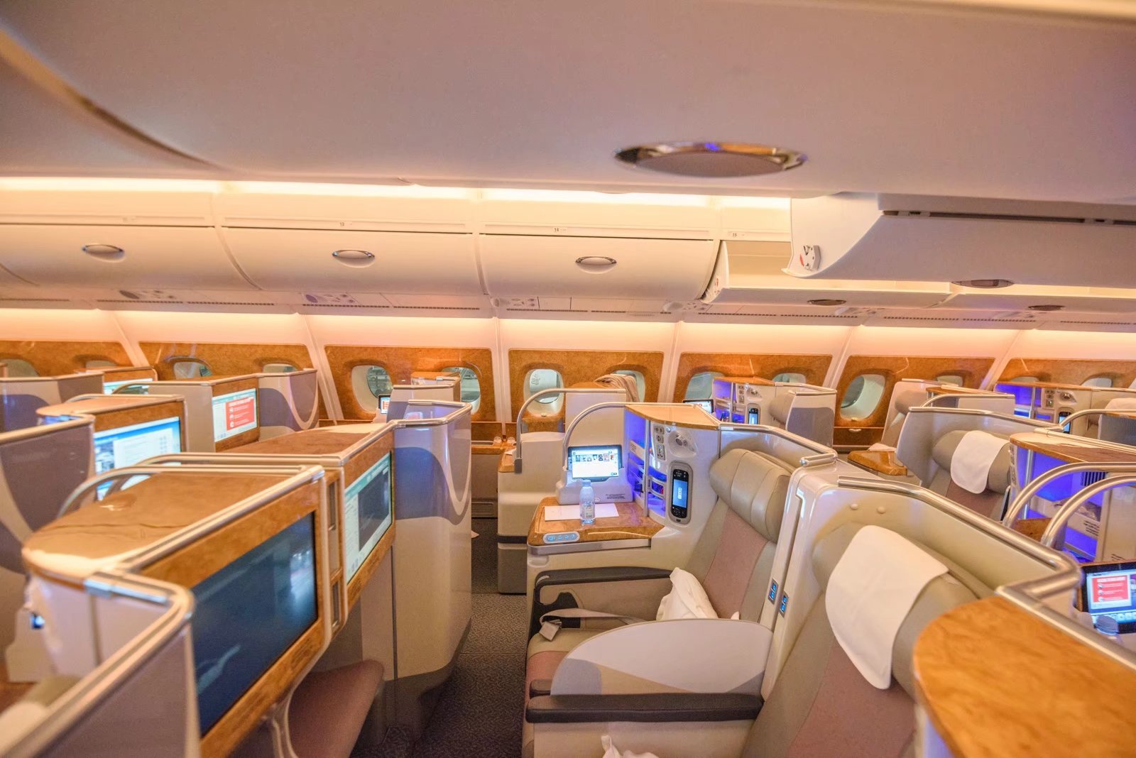 是时候说再见了,「空中巨无霸」A380双层客机黯然退场