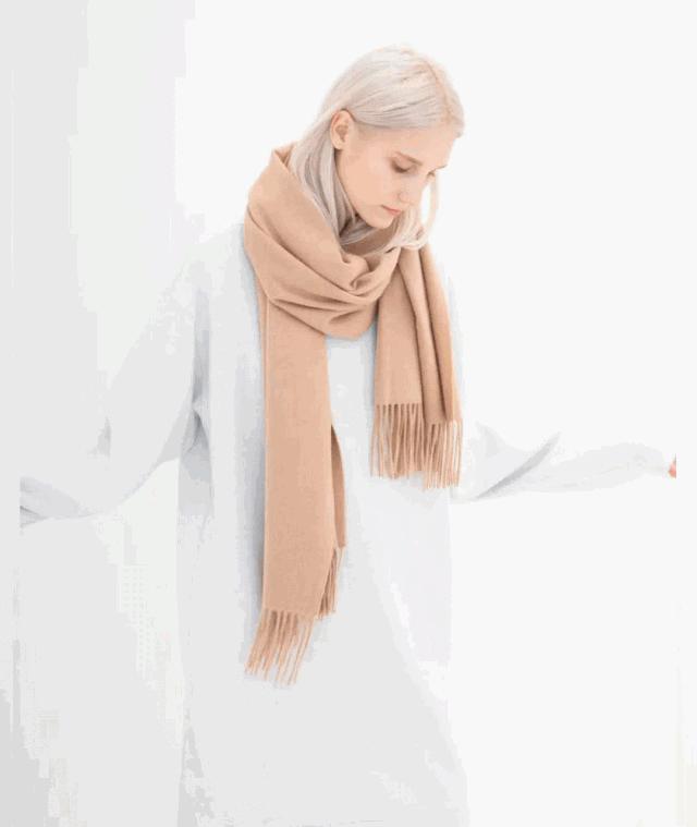 适合羽绒服显脸小围巾的系法,怎么给女生系围巾不会显脸小