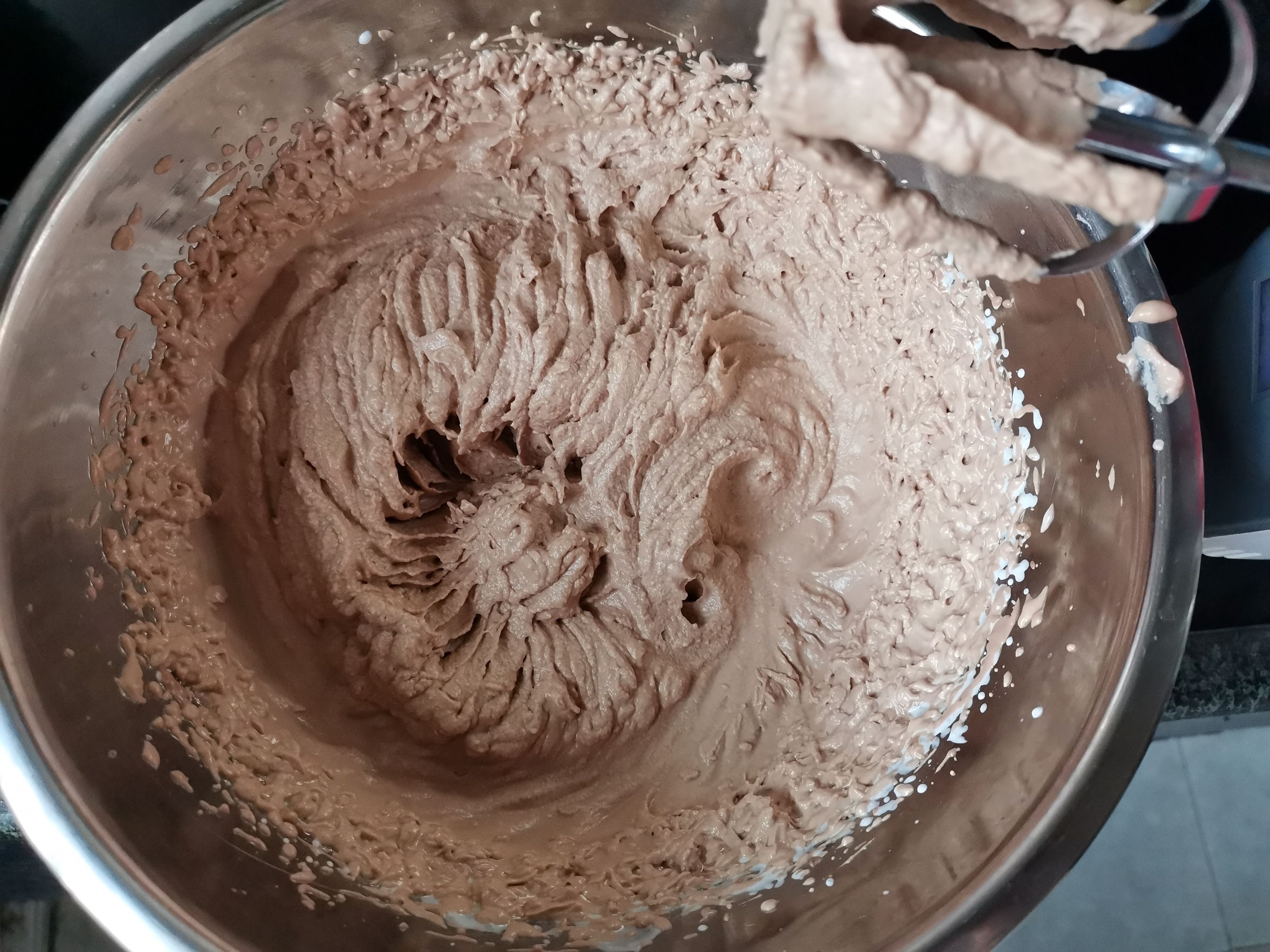 心型的巧克力纸杯蛋糕,带巧克力馅的纸杯蛋糕