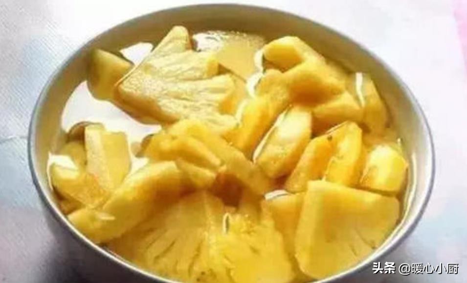 菠萝的正确吃法要用盐水泡,菠萝用盐水泡过之后菠萝水能喝不