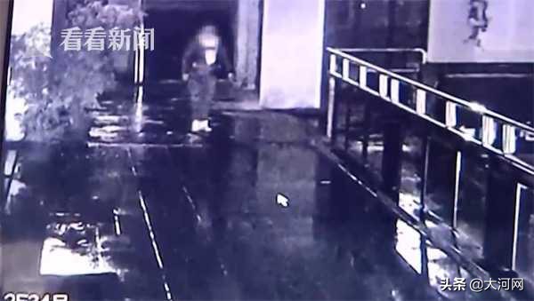 男子与女友酒店开房被*窥偷**在墙壁上发现一个洞