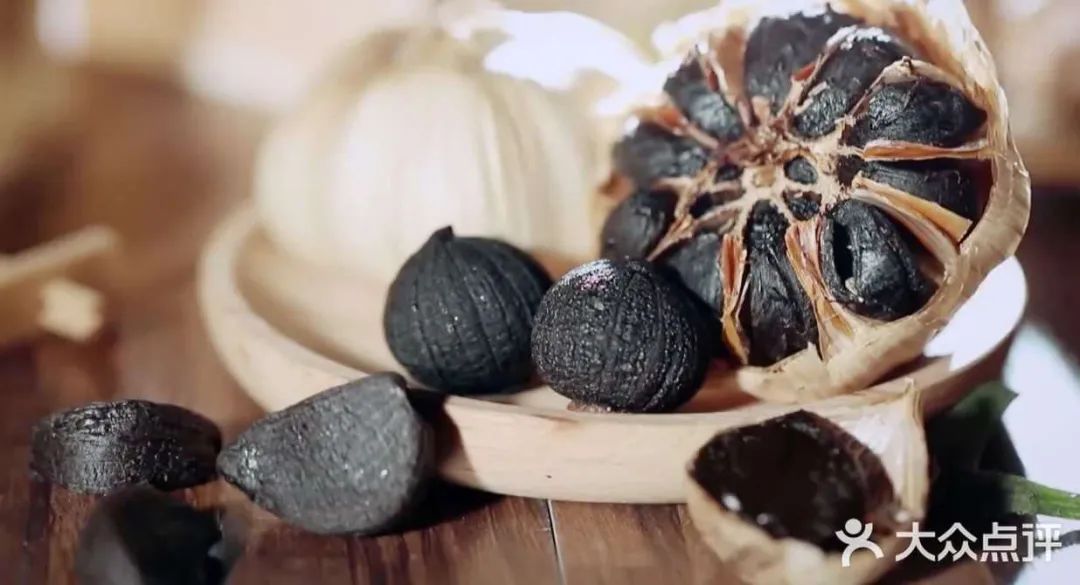 一口吃出巧克力和板栗味，黑蒜是啥“黑”料理圈粉这么多明星？