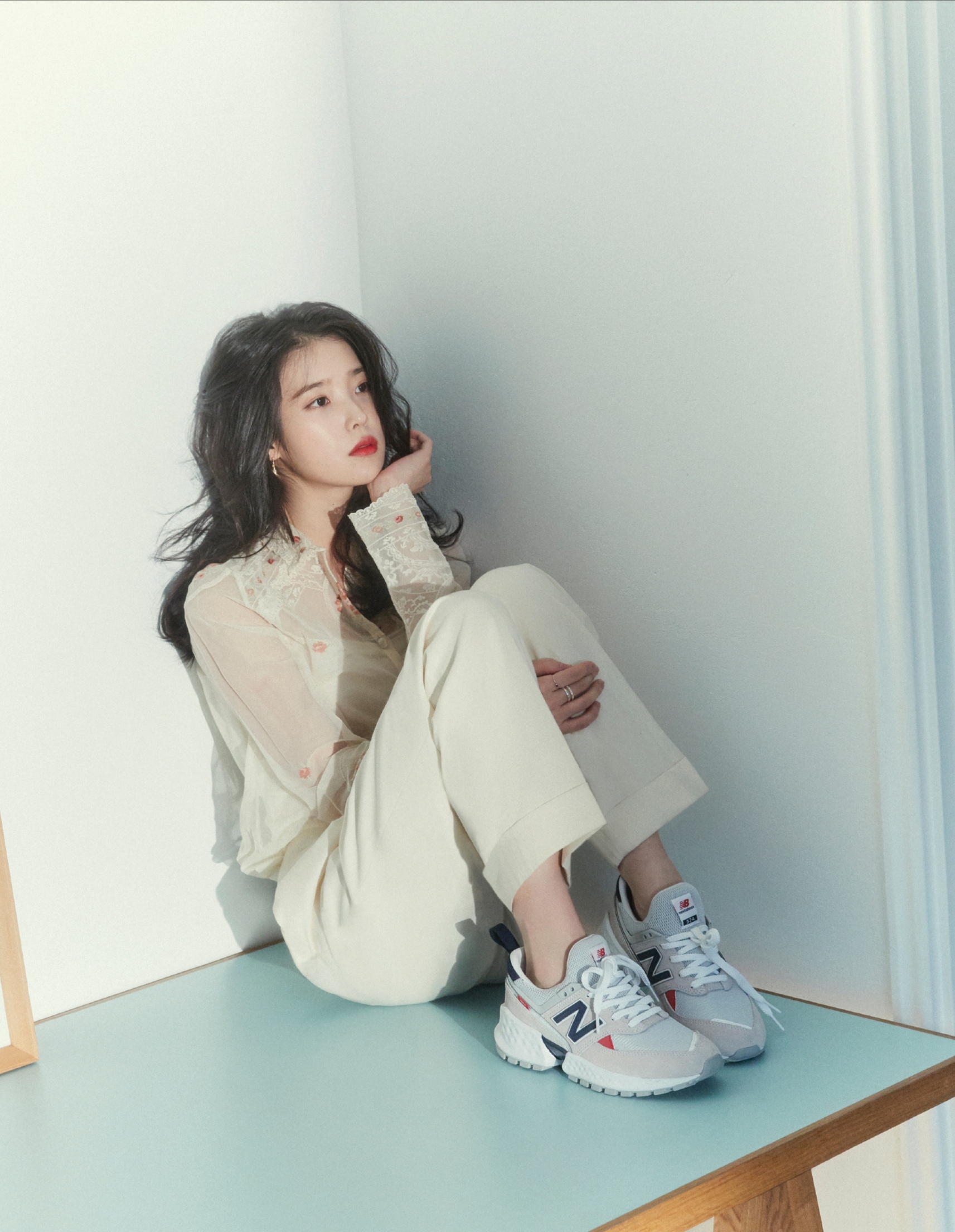 IU李知恩ins更新！蓝色连衣裙搭配渐变粉发型，气质灵动鬼马十足