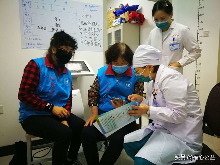 医院志愿者服务队,医院志愿者坚持上岗