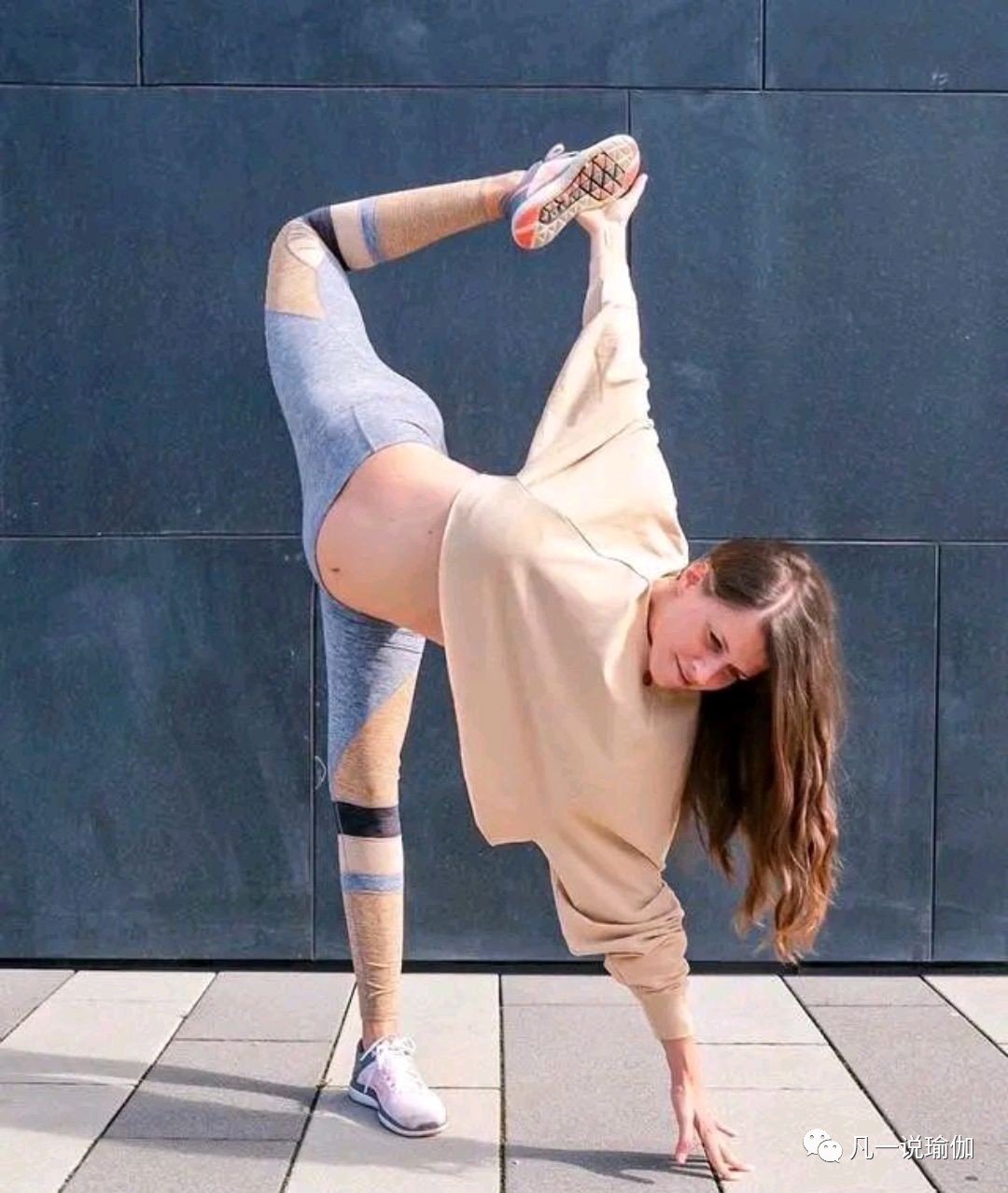 改善肋骨外翻的3个步骤，能做到第1步，肋骨外翻就等于好一大半了