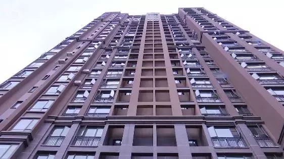 红星紫郡11家住户玻璃爆裂住户质疑质量差物管甩锅天气热