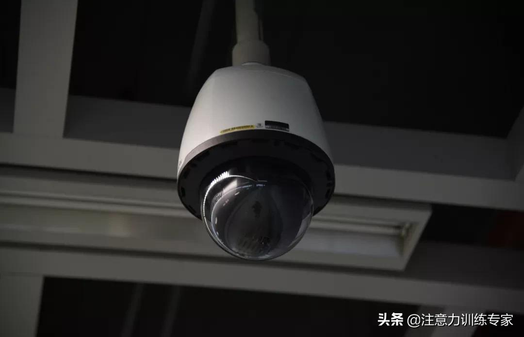 妈妈胃疼倒地1岁女儿哭着找药,妈妈我疼