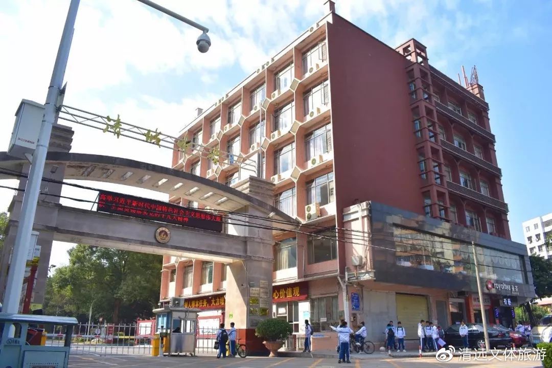 这些在学校周边开了十几年的小吃店，陪伴了多少人的青葱岁月！