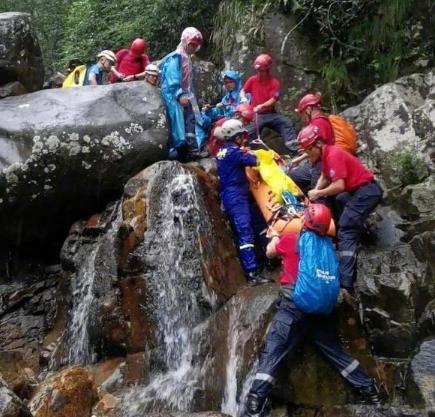 跑狐周记｜男子从*疆新**漂流到北冰洋英国壮汉拉1.8吨汽车跑马