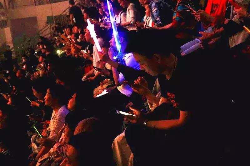 陈瑞庄心妍还有谁,庄心妍沈阳演唱会穿的红色西装