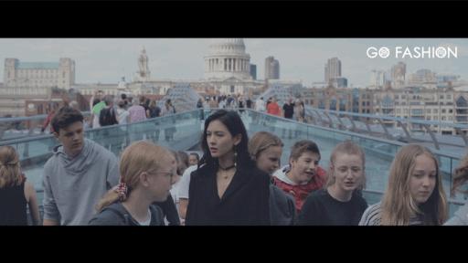 张予曦戴金丝框眼镜,张予曦银色服装