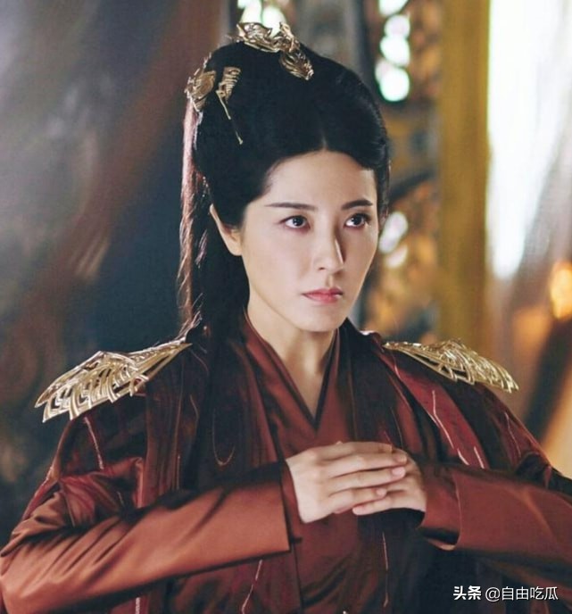 43岁曾黎皮肤白皙对镜甜笑,43岁曾黎发型图片