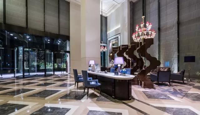 顾佳戴的白金项链,顾佳的手镯多少钱